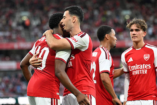David Raya tỏa sáng trên chấm luân lưu giúp Arsenal đánh bại Como 4-3 sau trận hòa 1-1 tại Emirates