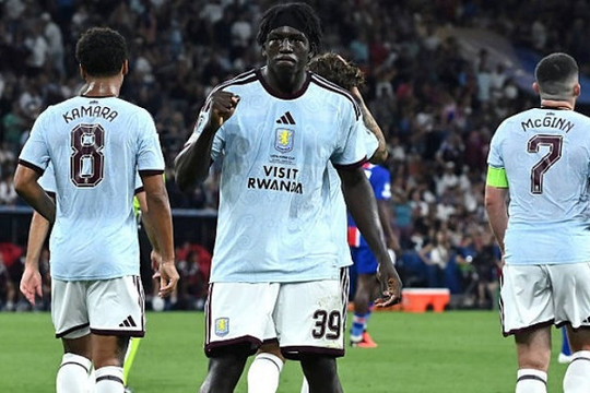Aston Villa thất bại 1-2 trước PSG ở Siêu cúp châu Âu: Điểm sáng từ sao trẻ Brian Madjo