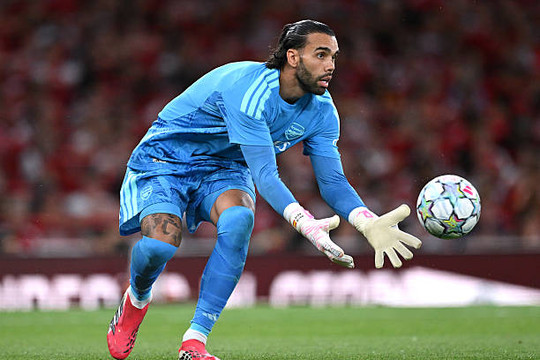 Thủ môn David Raya rực sáng trên chấm 11m giúp Arsenal hạ gục Como 4-3 tại sân Emirates