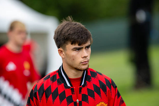 Manchester United tìm ra lời giải cho vị trí hậu vệ trái nhờ tài năng trẻ Harry Amass
