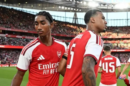 Marli Salmon: Trung vệ 16 tuổi từ Hale End sẵn sàng thế chỗ William Saliba tại Arsenal