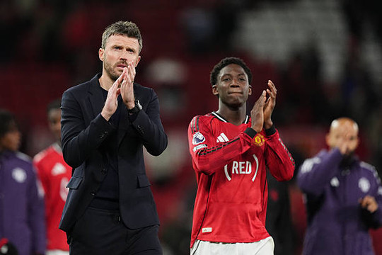 Michael Carrick động viên Kobbie Mainoo sau trải nghiệm đầy thử thách ở kỳ World Cup 2026