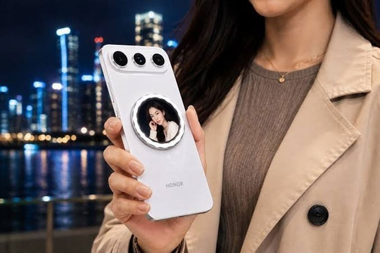 Honor gây chú ý khi thử nghiệm smartphone màn hình phụ 1,7 inch cùng viên pin 12.000 mAh