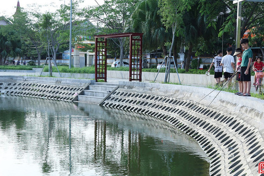 Hồ điều hòa không lan can: Nỗi lo tai nạn đuối nước