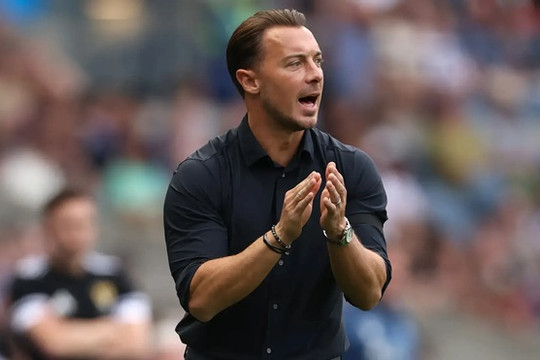 Tân HLV Matthias Jaissle thừa nhận Newcastle chưa sẵn sàng chạm trán Liverpool tại vòng mở màn