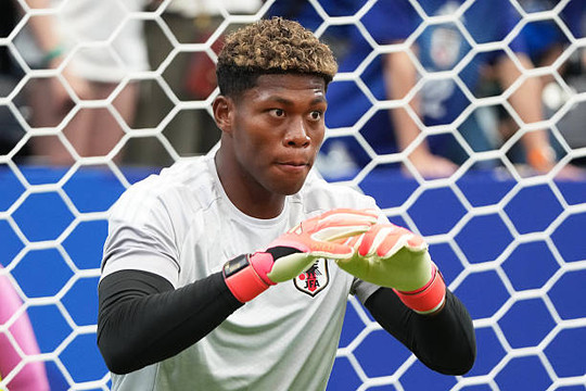 PSG sụp đổ thương vụ 35 triệu euro với Zion Suzuki vì yêu cầu hoa hồng từ người đại diện