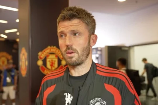 Manchester United thua AC Milan 2-4, Carrick đối mặt ba điểm yếu trước Hull City