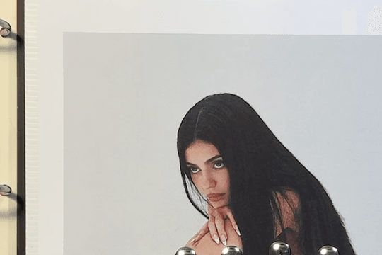 Người mẫu Kylie Jenner gây chú ý trong chiến dịch quảng bá bộ sưu tập giày cao gót mới