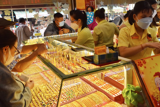 Giá vàng hôm nay 18/8/2026: SJC, BTMC, Phú Quý, DOJI và vàng thế giới