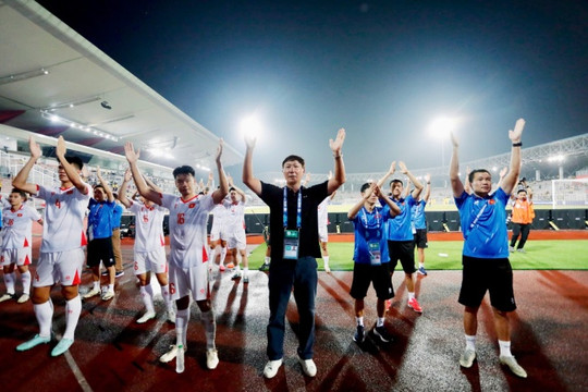 Hạ Malaysia 2-0 ở lượt đi bán kết, tuyển Việt Nam khiến truyền thông Thái Lan thán phục