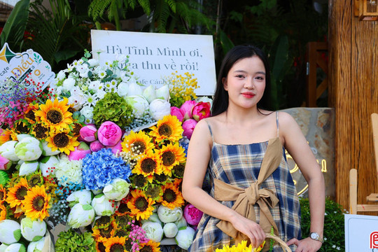 Giới trẻ Hà Tĩnh hào hứng check-in bên những chiếc xe "chở đầy" mùa thu