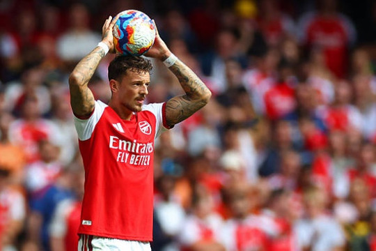 Arsenal mở đường cho Ben White gia nhập Everton sau khi tiến gần bản hợp đồng Ezri Konsa