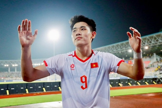 HLV Kim Sang-sik đối mặt bài toán Đình Bắc và Xuân Mạnh trước trận lượt về với Malaysia