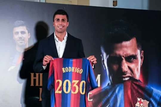 Tân binh Rodri gia nhập Barcelona: Hansi Flick hưởng lợi, Frenkie de Jong đối mặt nguy cơ dự bị