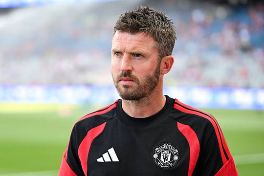 Manchester United thua AC Milan: HLV Michael Carrick đối mặt bế tắc chiến thuật 3 hậu vệ
