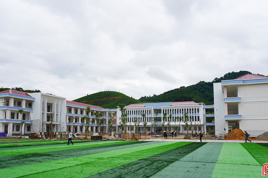 Vượt thời tiết bất lợi để kịp bàn giao 2 trường nội trú liên cấp cuối tháng 8