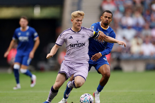 Manchester United dồn lực mua Lewis Hall từ Newcastle sau khi chốt hợp đồng Carlos Baleba