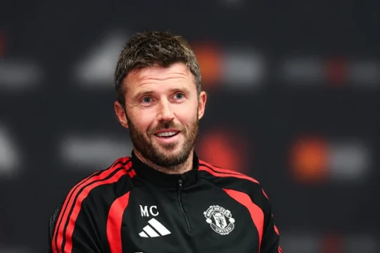 HLV Michael Carrick phản bác tuyên bố Manchester United sở hữu lịch thi đấu dễ dàng ở Premier League