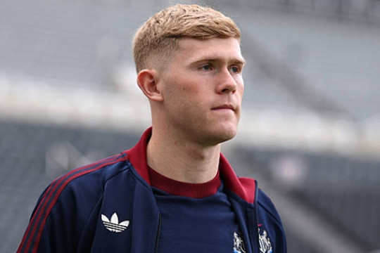 Vì sao Lewis Hall từ chối Manchester United để trở thành hạt nhân của Newcastle United?