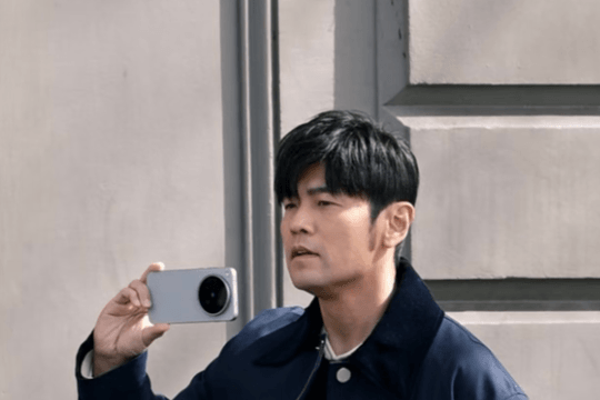 Lộ diện vivo X500 Pro Max trên tay Châu Kiệt Luân với cụm camera khủng và chip Dimensity