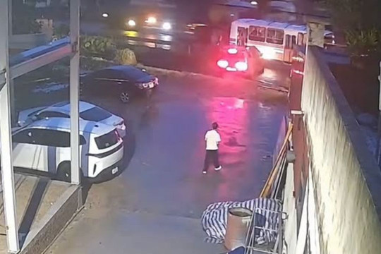 Khoảnh khắc ô tô 7 chỗ bị tàu hỏa đâm ngang, hất văng khoảng 70 mét