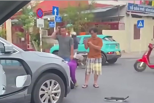 Vụ clip người phụ nữ quỳ gối giữa đường Nha Trang: Công an vào cuộc, hé lộ sự thật bất ngờ