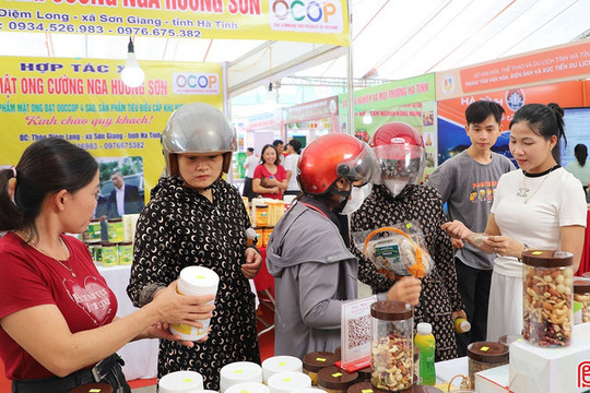 Đặc sản ba miền hội tụ tại hội chợ lớn nhất Hà Tĩnh