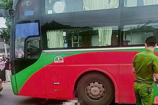 Xe khách va chạm xe đạp, 1 phụ nữ tử vong