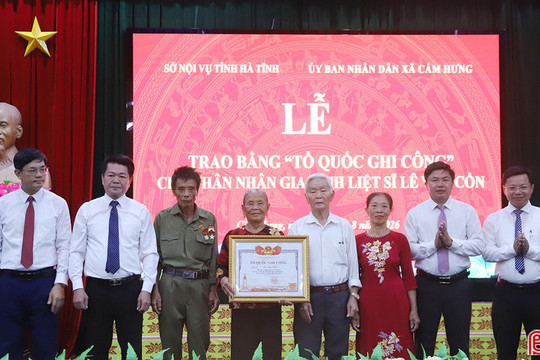 Trao bằng "Tổ quốc ghi công" cho thân nhân liệt sĩ Lê Văn Cổn