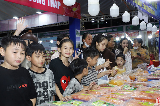 Khám phá “thiên đường ẩm thực” tại hội chợ sản phẩm công nghiệp nông thôn tiêu biểu