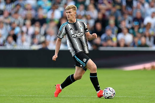 Newcastle hét giá Lewis Hall hơn 68 triệu bảng đẩy Man United vào thế tiến thoái lưỡng nan