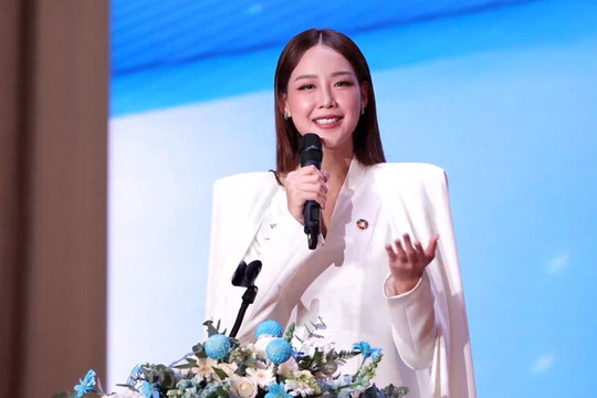 Bảo Ngọc gây ấn tượng mạnh tại Thử thách đối đầu Miss World lần 73 trước bà Julia Morley