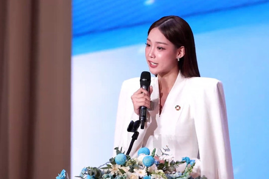 Lê Nguyễn Bảo Ngọc tự tin thuyết trình dự án môi trường tại Thử thách đối đầu Miss World