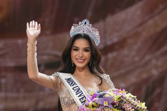 Hương Giang lên tiếng khi bạn cùng phòng Tharina Botes đăng quang Miss Universe Thailand 2026