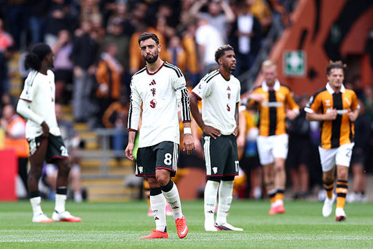 Thua sốc Hull City 0-2 ngày mở màn, Man United lộ điểm yếu chí mạng trước sơ đồ 5 hậu vệ
