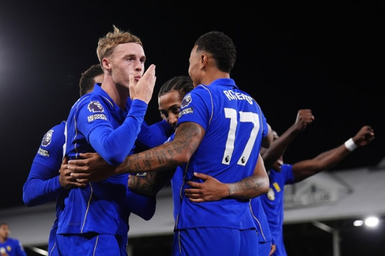 Cole Palmer và Rogers tỏa sáng giúp Chelsea thắng nghẹt thở Fulham 3-2 tại vòng 1 Ngoại hạng Anh