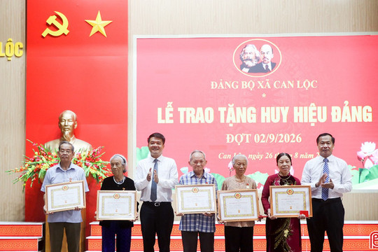 Can Lộc trao Huy hiệu Đảng và công bố quyết định sắp xếp các cơ sở giáo dục