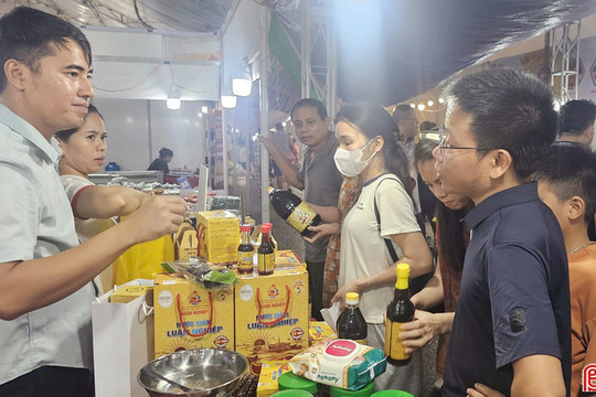 Nước mắm truyền thống “đắt hàng” tại hội chợ ở Hà Tĩnh