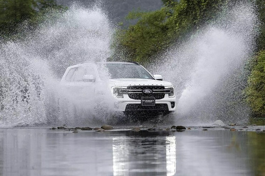 Đánh giá xe Ford Everest 2026: Chi tiết giá lăn bánh các phiên bản và trang bị tiện nghi