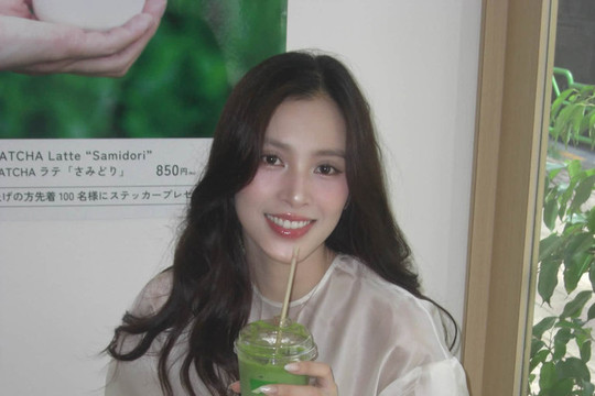 Hoa hậu Tiểu Vy gây chú ý với khoảnh khắc đời thường giản dị khi đi bộ mua matcha giữa phố