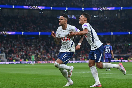 Tân binh Savinho cùng dàn sao trẻ rực sáng, Tottenham đè bẹp Charlton 5-1 ở Cúp Liên đoàn