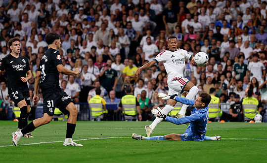 Kylian Mbappe lập hat-trick chói sáng, vượt mốc 100 bàn thắng và kiến tạo tại Real Madrid