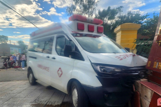 Hà Tĩnh: Xe cứu thương va chạm xe máy, 1 phụ nữ bị thương nặng