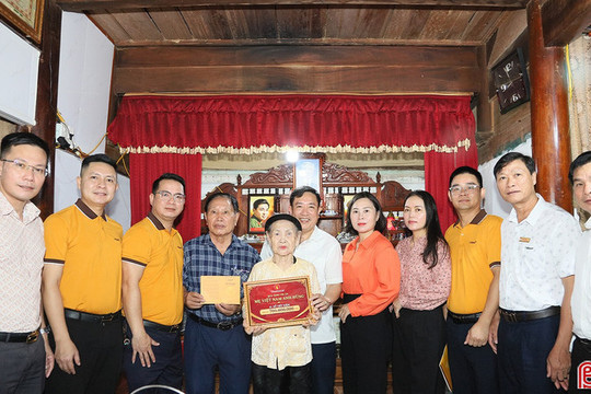 Trao sổ tiết kiệm 700 triệu đồng cho các Mẹ Việt Nam Anh hùng ở Hà Tĩnh