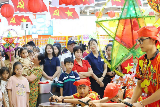 Không gian mua sắm, vui chơi trong nhà hút khách dịp lễ