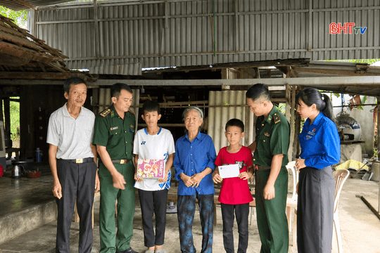 BĐBP Hà Tĩnh với chương trình "Nâng bước em đến trường"