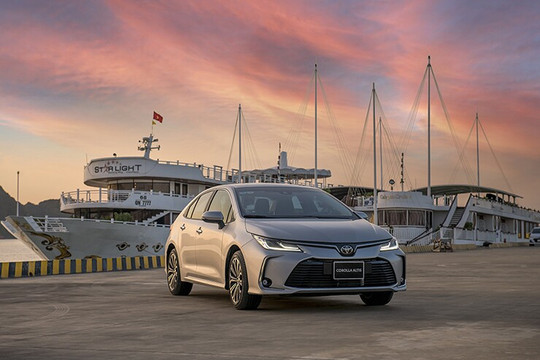 Đánh giá xe Toyota Corolla Altis 2026: Giá lăn bánh chi tiết và điểm nhấn công nghệ Hybrid