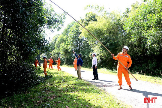 Hà Tĩnh chủ động bảo đảm an toàn hệ thống điện mùa mưa bão