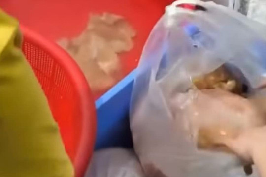 Phụ huynh phát hiện thịt gà, tôm có mùi, không tươi khi kiểm tra bếp ăn bán trú