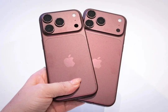 iPhone 18 Pro Max bán chậm trên thế giới nhưng lập kỷ lục 300.000 đơn cọc tại Việt Nam